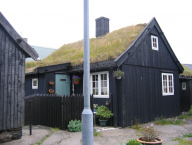 Obr. 3  Domek u přístavu v Tórshavnu (Faerské ostrovy)